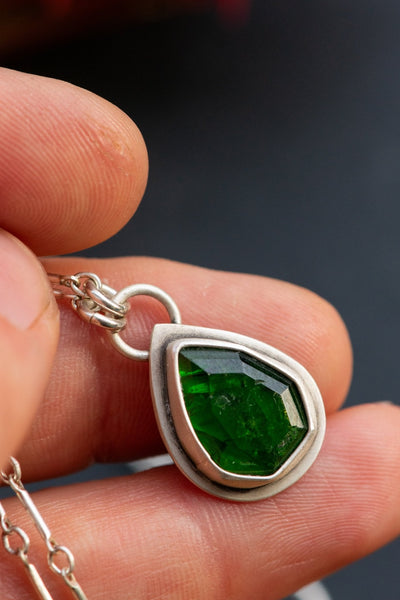 CHROME DIOPSIDE GLOWING GREEN NECKLACES